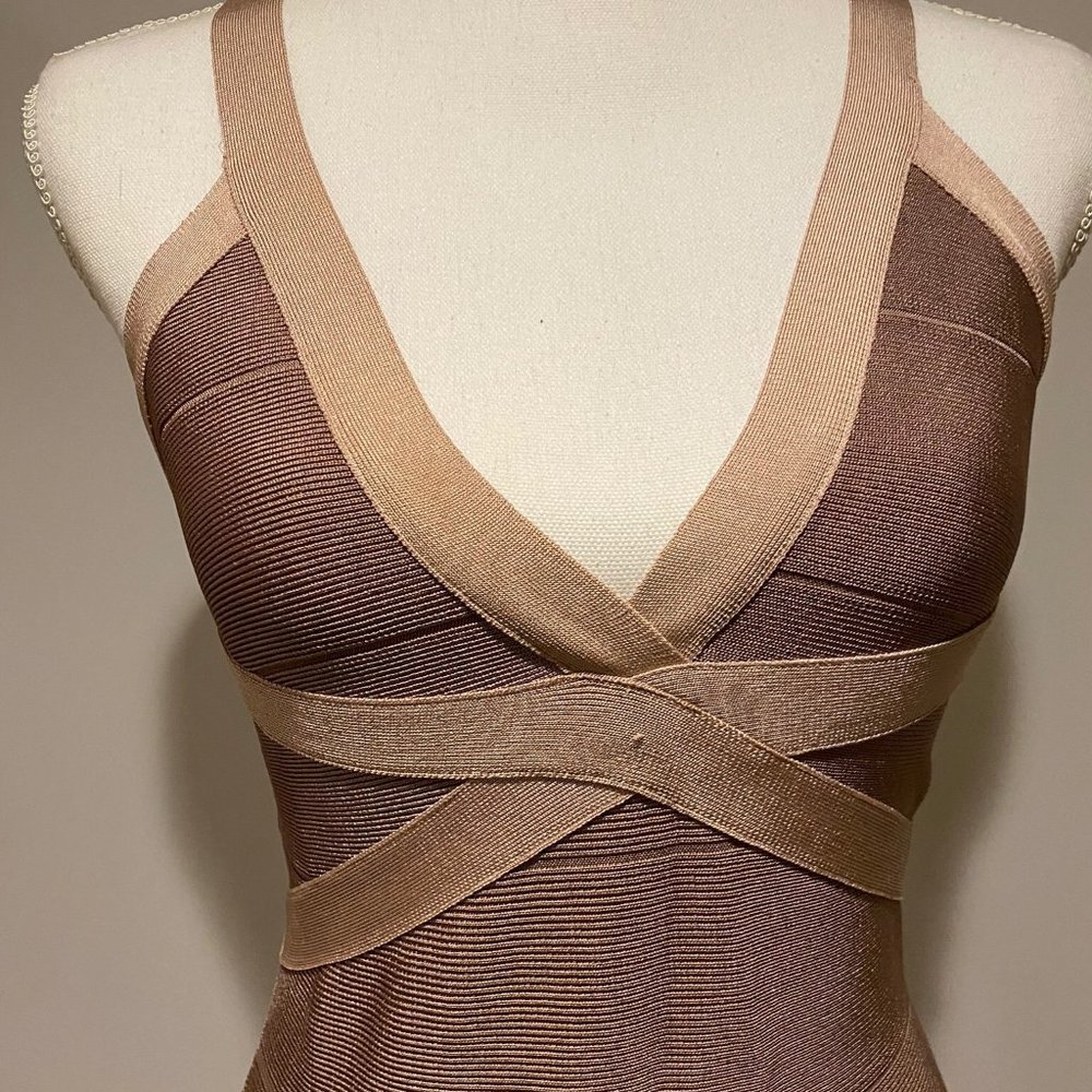 Pre-Owned Bebe Body-con Midi dress in Mauve/Nude